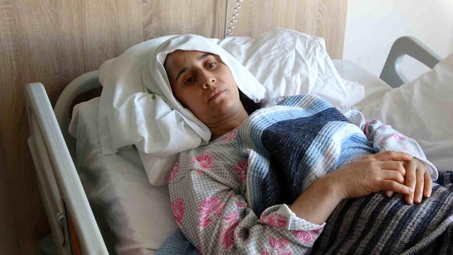 Enkaz altında eşi yanında vefat eden anne, kızının o saatlerdeki sözlerini anlattı: Anne ölelim artık