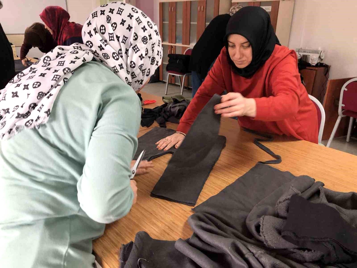 Eskişehirli kadınlar depremzedeler için kışlık kıyafet dikiyor