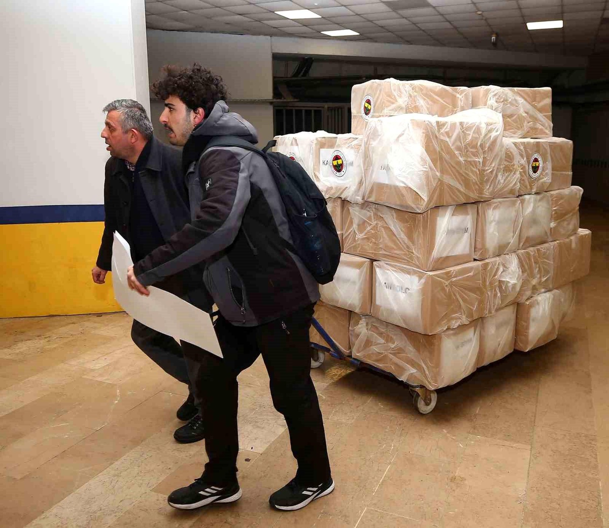 Fenerbahçe\'nin yardım tırları afet bölgelerine ulaşmaya devam ediyor
