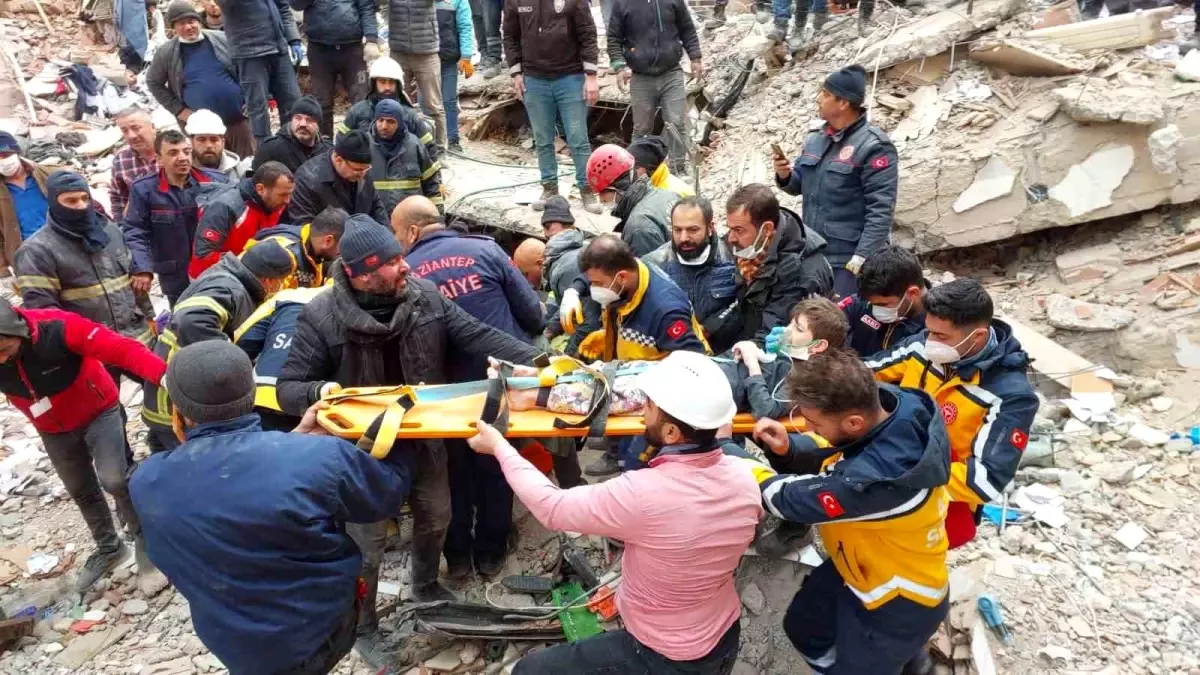 Gaziantep\'de 106 saat sonra 3 kişi sağ olarak böyle çıkarıldı