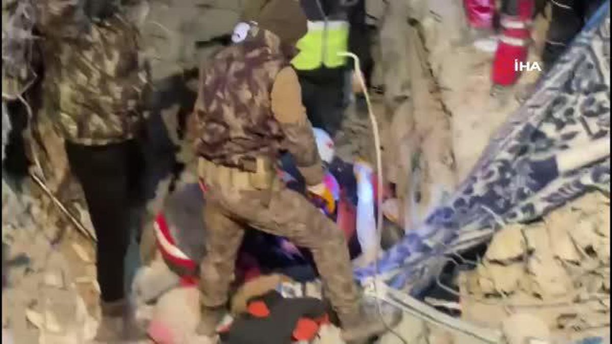 Gaziantep Gölgeler Apartmanı'nda depremden 94 saat sonra 17 yaşındaki genç canlı olarak çıkartıldı