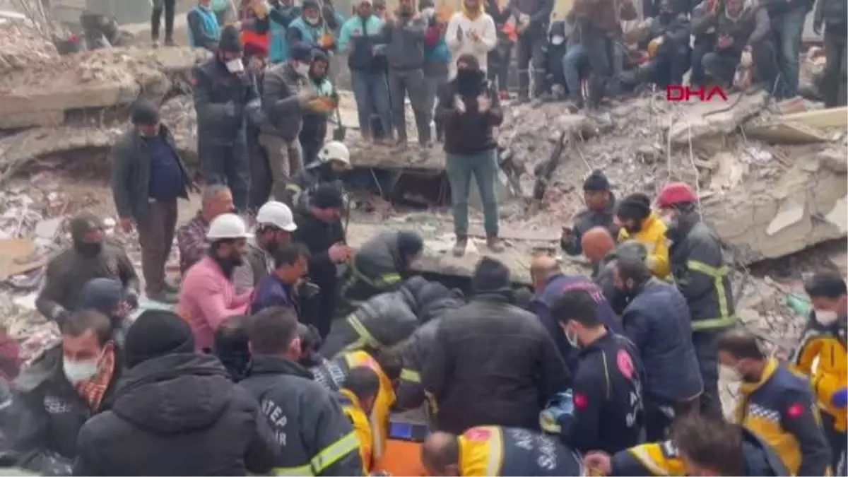 GAZİANTEP\'TE AYNI AİLEDEN 3 KİŞİ 108\'İNCİ SAATTE ENKAZDAN KURTARILDI