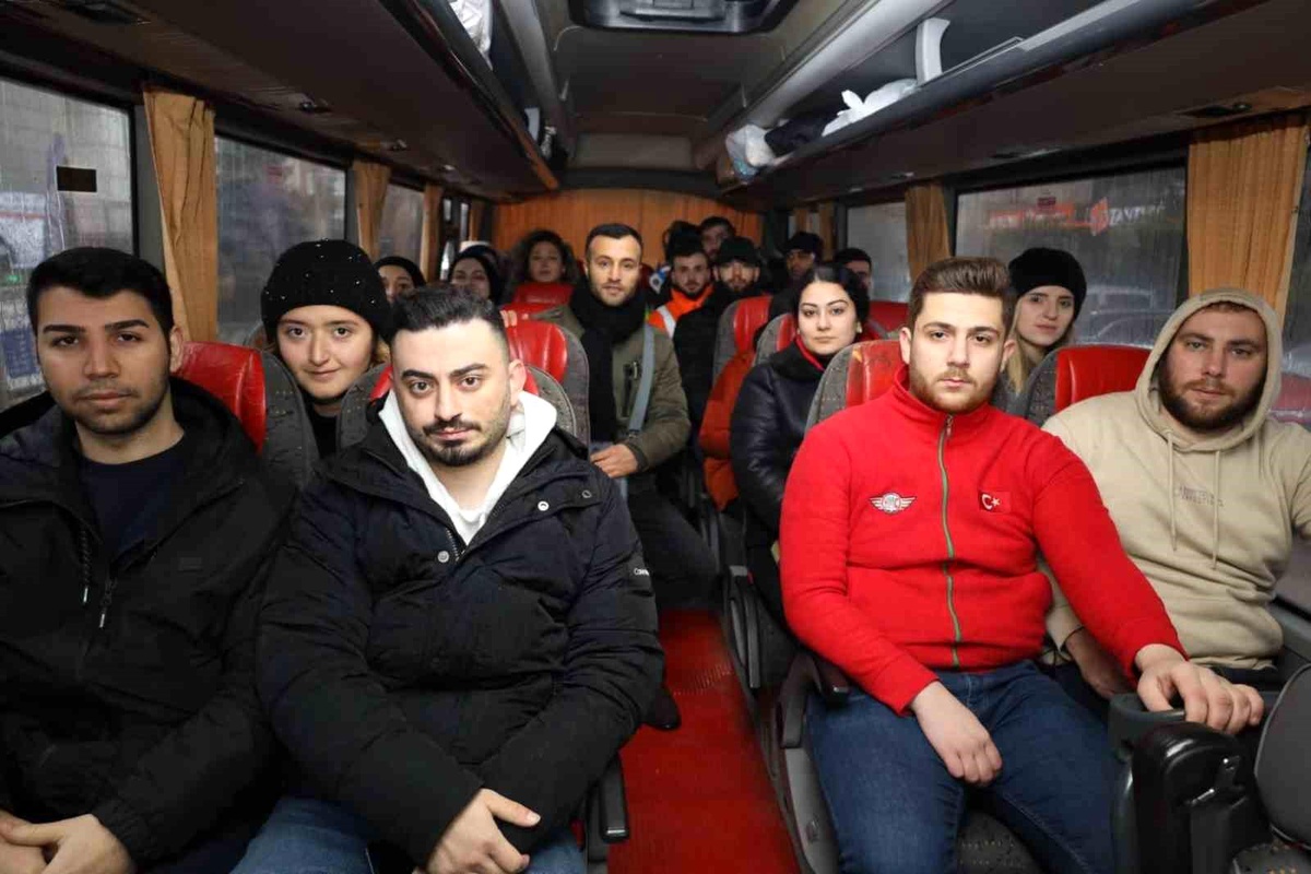 Gönüllü sağlıkçılar afet bölgesine gitmek için İzmit\'ten yola çıktı