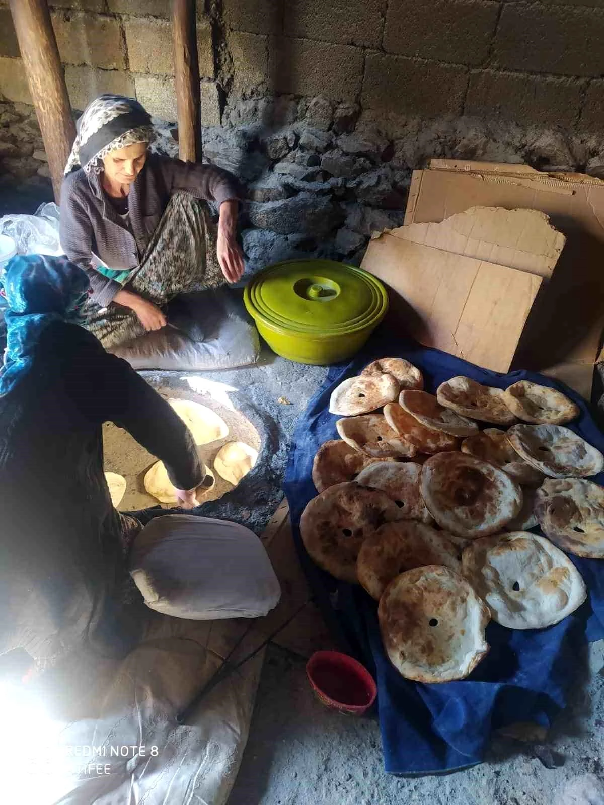 Hakkarili kadınlar pişirdikleri ekmekleri deprem bölgesine gönderdi