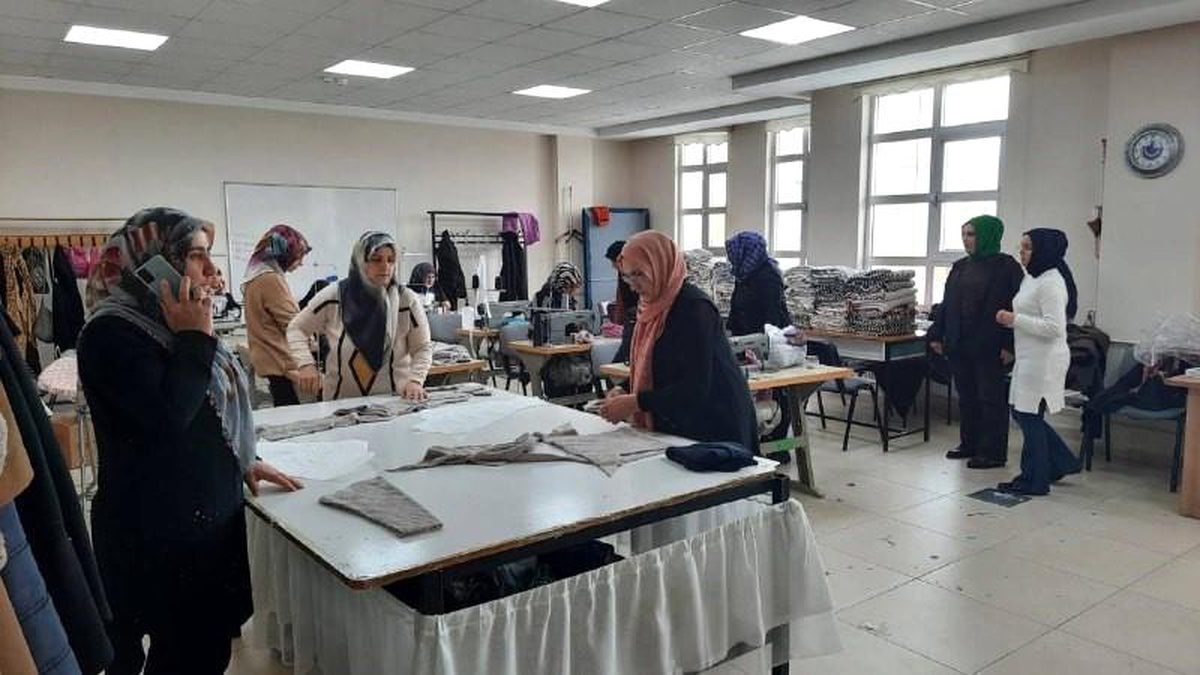 Halk Eğitimi Merkezi depremzedeler için üretiyor