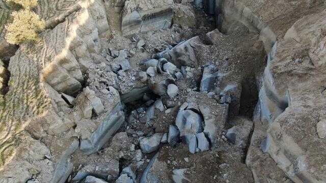 Hatay'da deprem sonrası dehşete düşüren görüntü: Zeytin tarlasında dev yarık oluşty