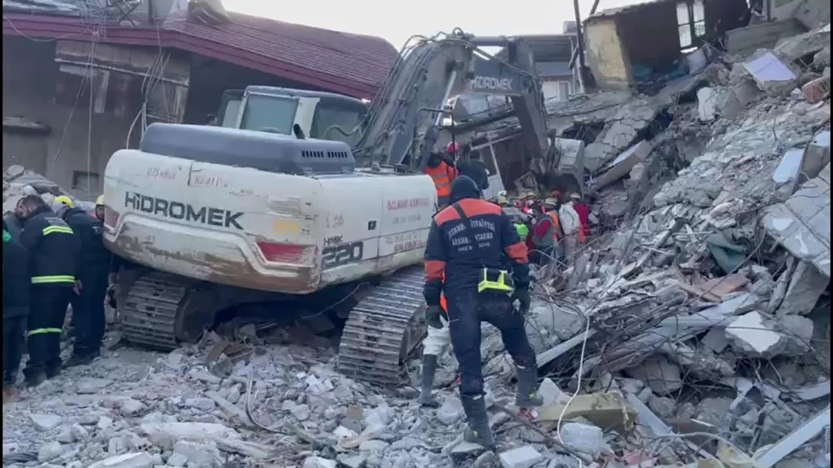 Hatay\'da, Depremin Beşinci Gününde 25 Yaşındaki Rabia Öfkeli Enkazdan Sağ Çıkarıldı