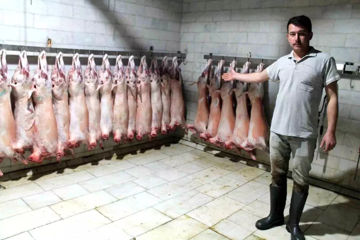 Hayvan üreticileri kuzularını keserek bağış yapıyor