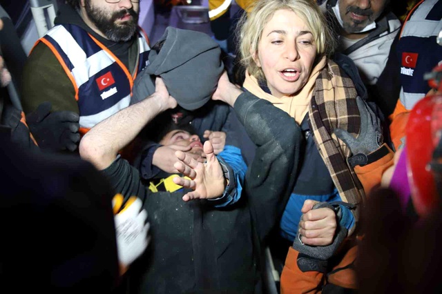 İdrarını içip annesinin çiçeklerini yiyerek hayatta kalmıştı...17 yaşındaki Adnan enkaz altındaki 94 saati İHA'ya anlattı İdrarını içip annesinin çiçeklerini yiyerek hayatta kalmıştı...17 yaşındaki Adnan enkaz altındaki 94 saati İHA'ya anlattı