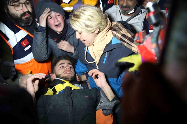 İdrarını içip annesinin çiçeklerini yiyerek hayatta kalmıştı...17 yaşındaki Adnan enkaz altındaki 94 saati İHA'ya anlattı İdrarını içip annesinin çiçeklerini yiyerek hayatta kalmıştı...17 yaşındaki Adnan enkaz altındaki 94 saati İHA'ya anlattı