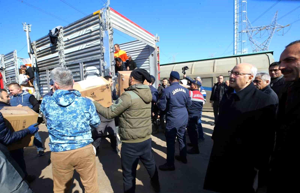 İzmir\'den deprem bölgesine yardım treni