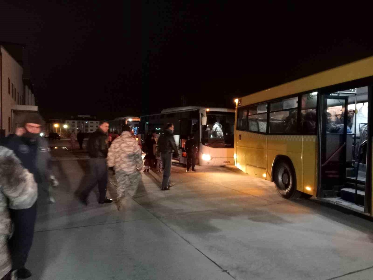 Kahramanmaraş\'taki 107 depremzede Türk Silahlı Kuvvetleri\'ne ait uçakla İstanbul\'a getirildi