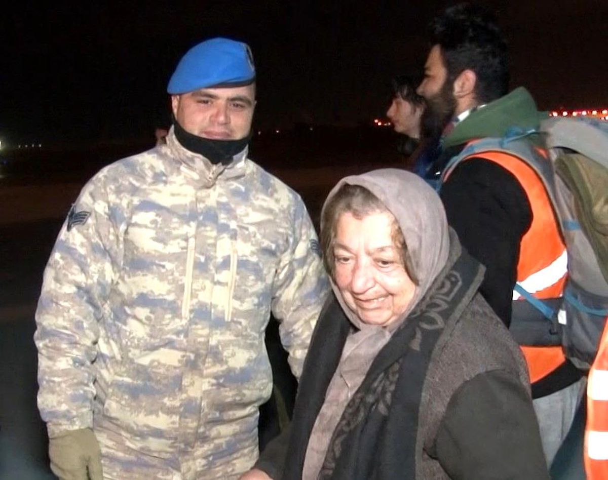 Kahramanmaraş'taki 210 depremzede daha Türk Silahlı Kuvvetleri'ne ait uçakla İstanbul'a getirildi