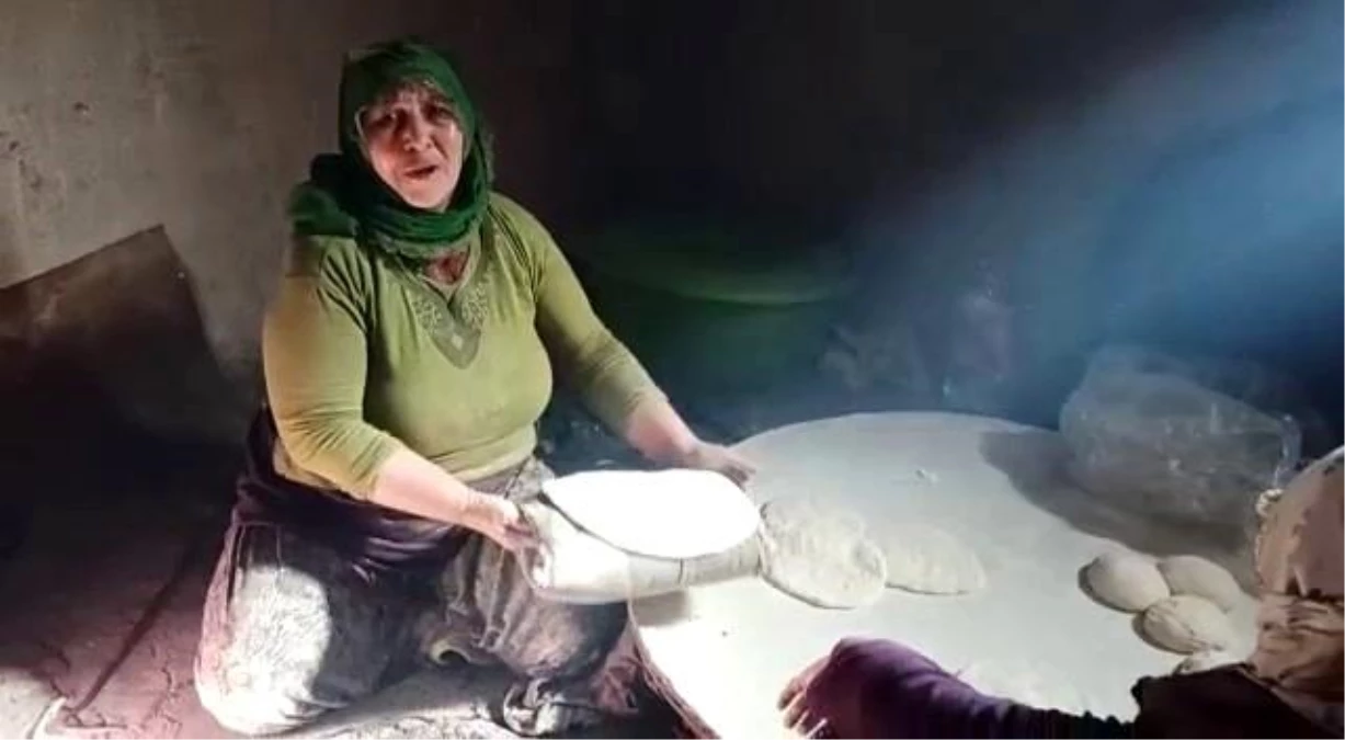 Karayazılı kadınlar "Acı bizim acımız" diyerek depremzedeler için tandır ekmeği yaptı
