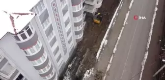 Karayolunu tutan istinat duvarı çöktü