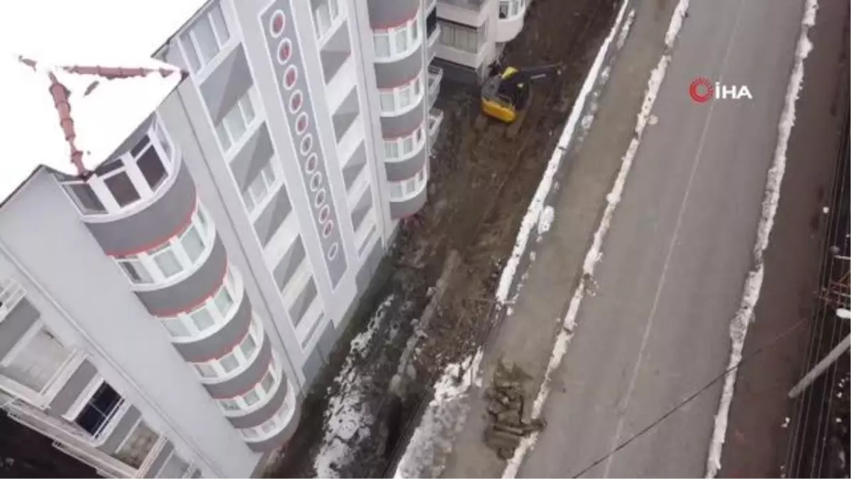 Karayolunu tutan istinat duvarı çöktü