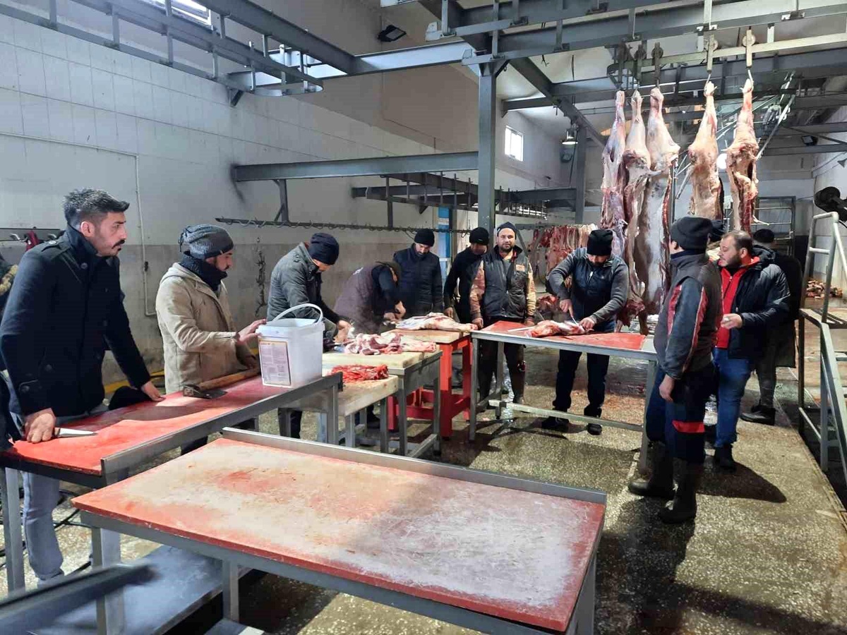 Kasaplar tarafından hazırlanan etler deprem bölgesine gönderiliyor