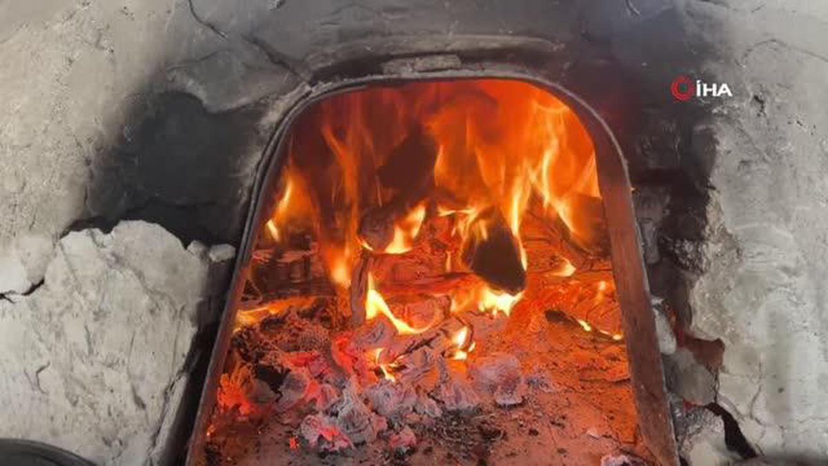 Kastamonu'da köylerdeki kadınlar fırınlarını depremzedeler için yaktı