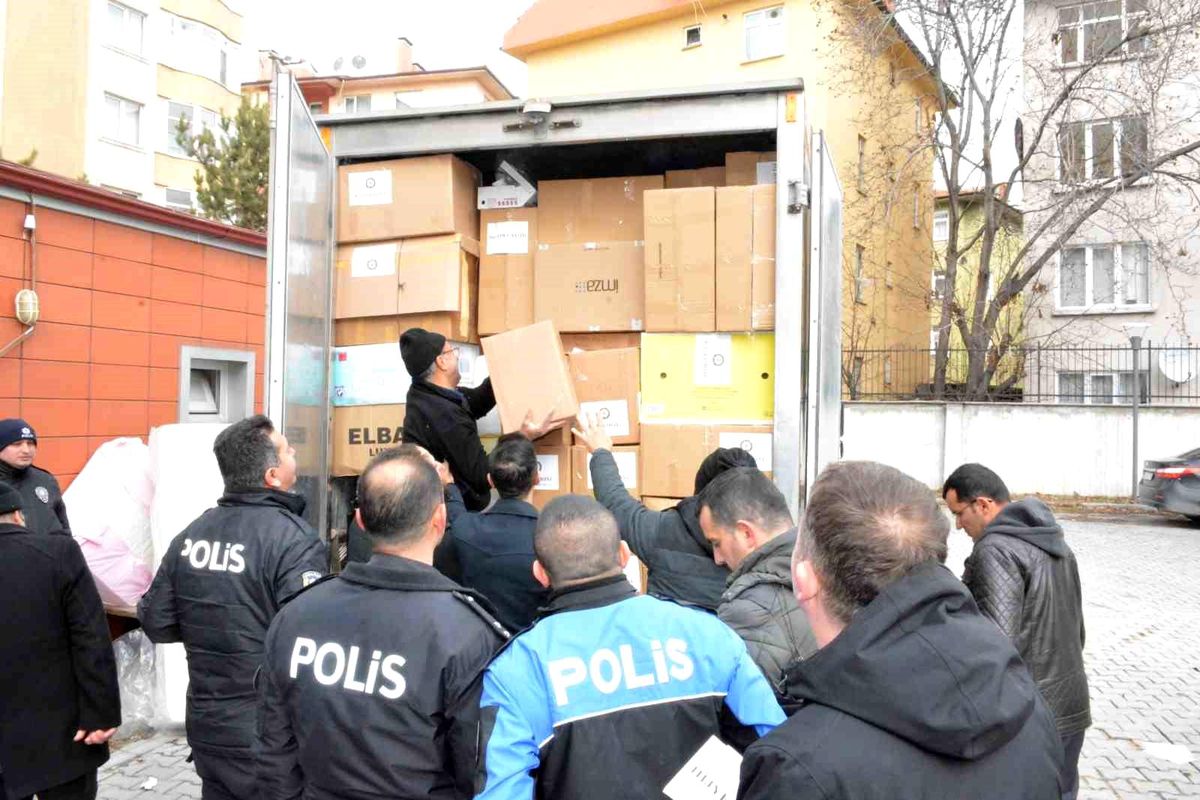 Kastamonu polisi depremzedeler için tek yürek oldu