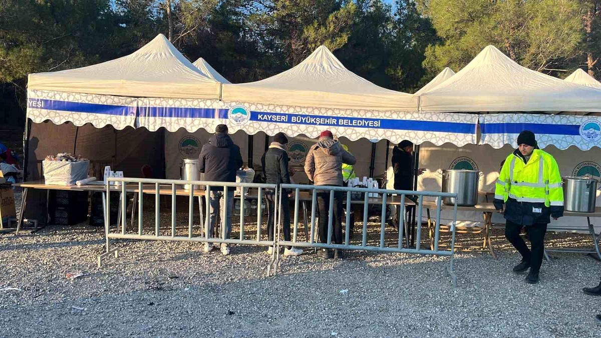 Kayseri Büyükşehir\'den Depremzedeler İçin Sıcak Çorba ve Dağıtım Noktası