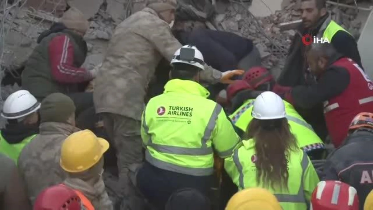 Kepçe operatörünün son anda fark ettiği depremzede enkazdan sağ çıkarıldı