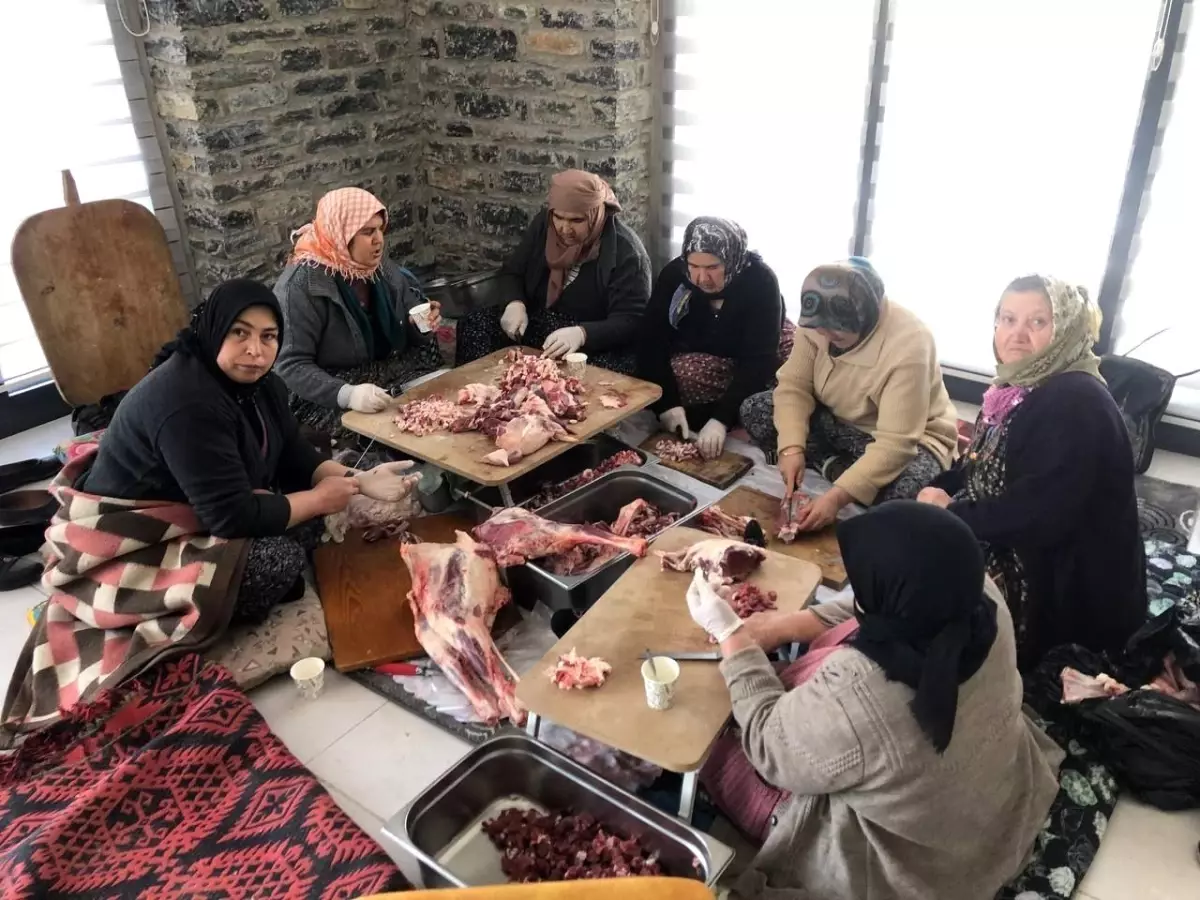 Kestikleri 70 küçükbaşı deprem bölgesine gönderiyorlar