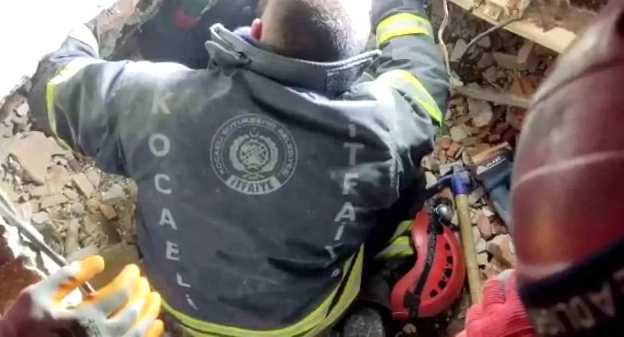 Kocaeli itfaiyesi 62 depremzedeyi enkaz altından çıkardı