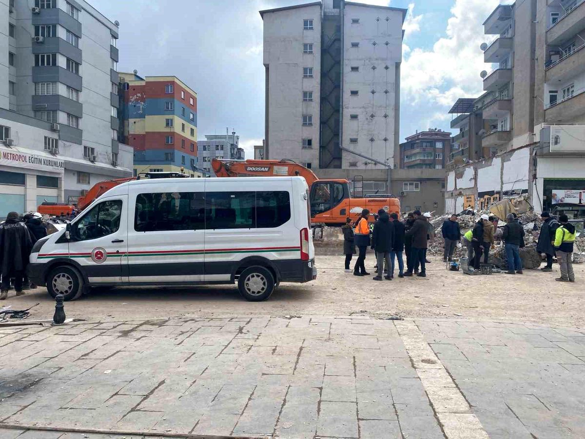 Kolonlarının kesildiği iddia edilen binada inceleme: Betondan numune alındı