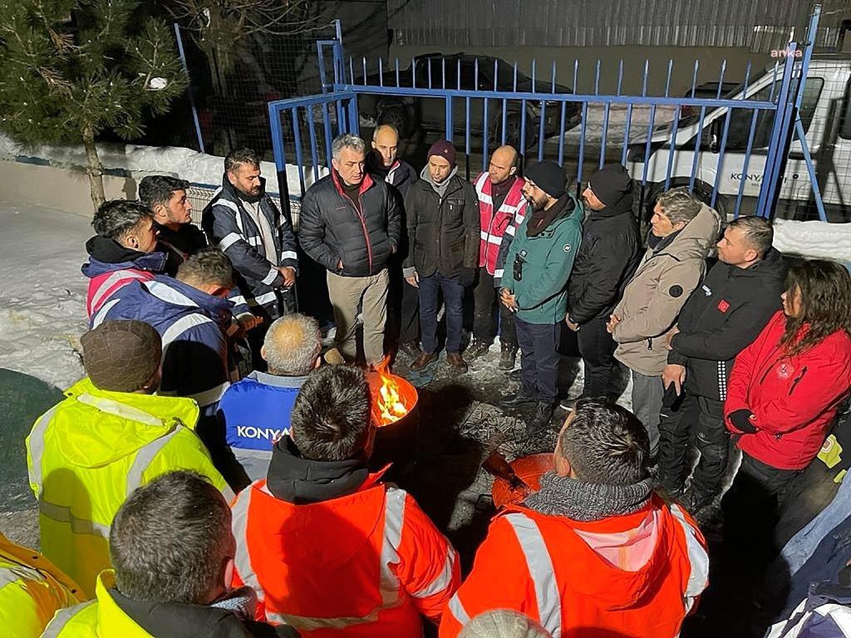 Konyaaltı Belediyesi, Depremzedeleri Antalya\'ya Nakletmeye Başladı