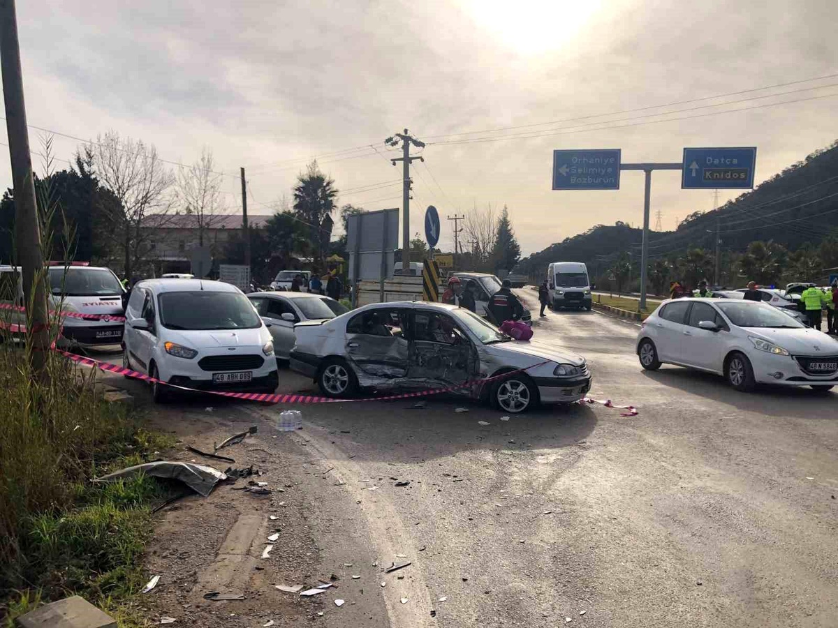 Marmaris\'te zincirleme trafik kazası: 1 ölü, 2 yaralı