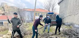 Mazıdağı'nda köylüler depremzedeler için kışlık odunlarını bölgeye gönderdi