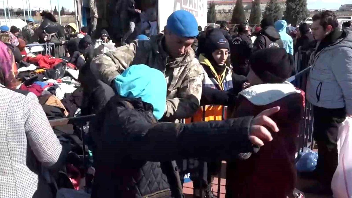 Mehmetçik, Kahramanmaraş\'ta gıda ve yiyecek yardımına devam ediyor