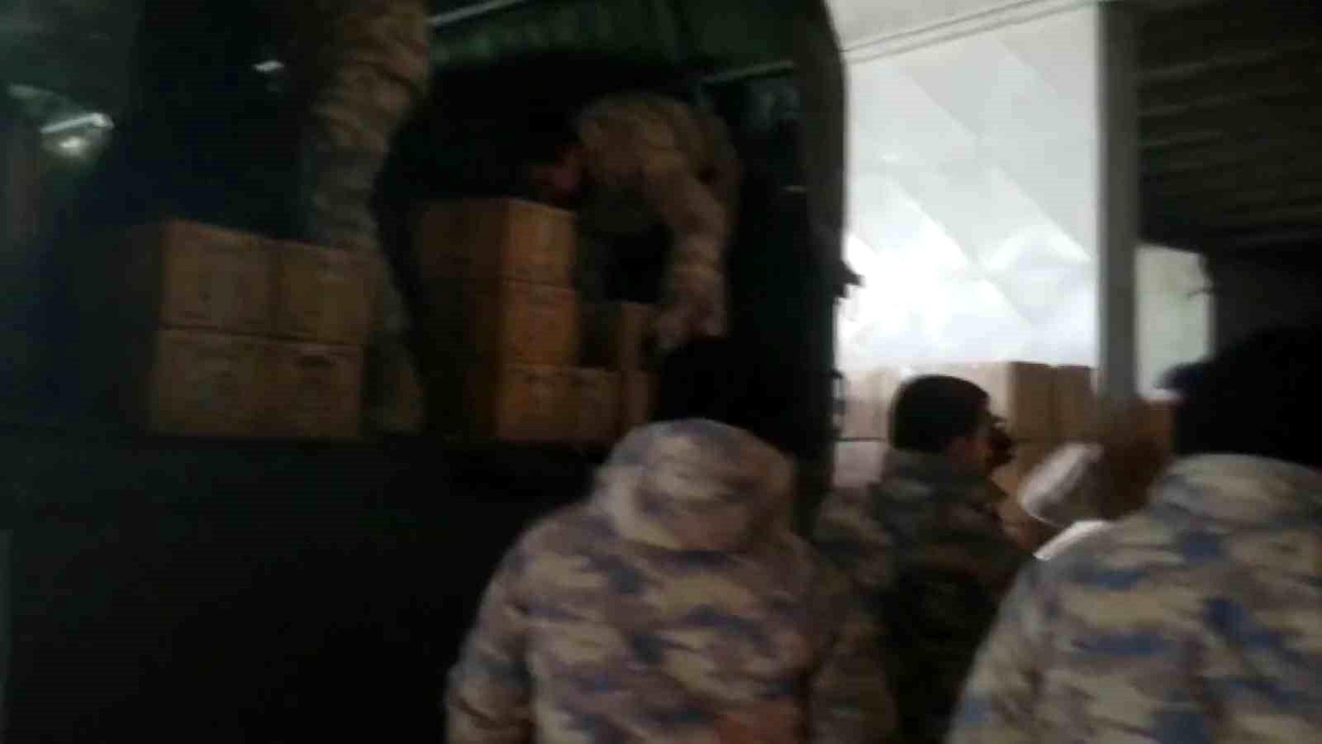 Mehmetçik, yardım malzemelerini intikalin zor olduğu bölgelere ulaştırıyor