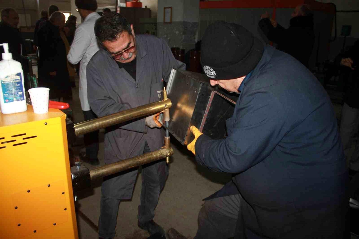 Meslek Lisesi öğrencileri depremzedeler için soba üretiyor