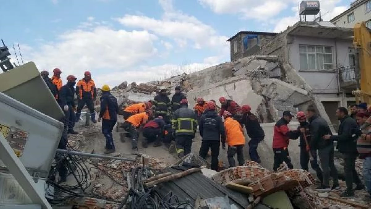 Osmaniye\'de artçı deprem; 4 katlı bina yıkıldı