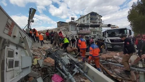 Osmaniye'de artçı deprem: 4 katlı bina yıkıldı