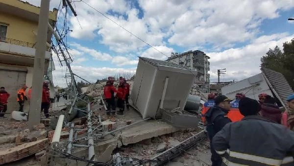 Osmaniye'de artçı deprem: 4 katlı bina yıkıldı
