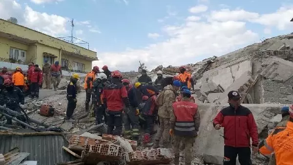 Osmaniye'de artçı deprem: 4 katlı bina yıkıldı