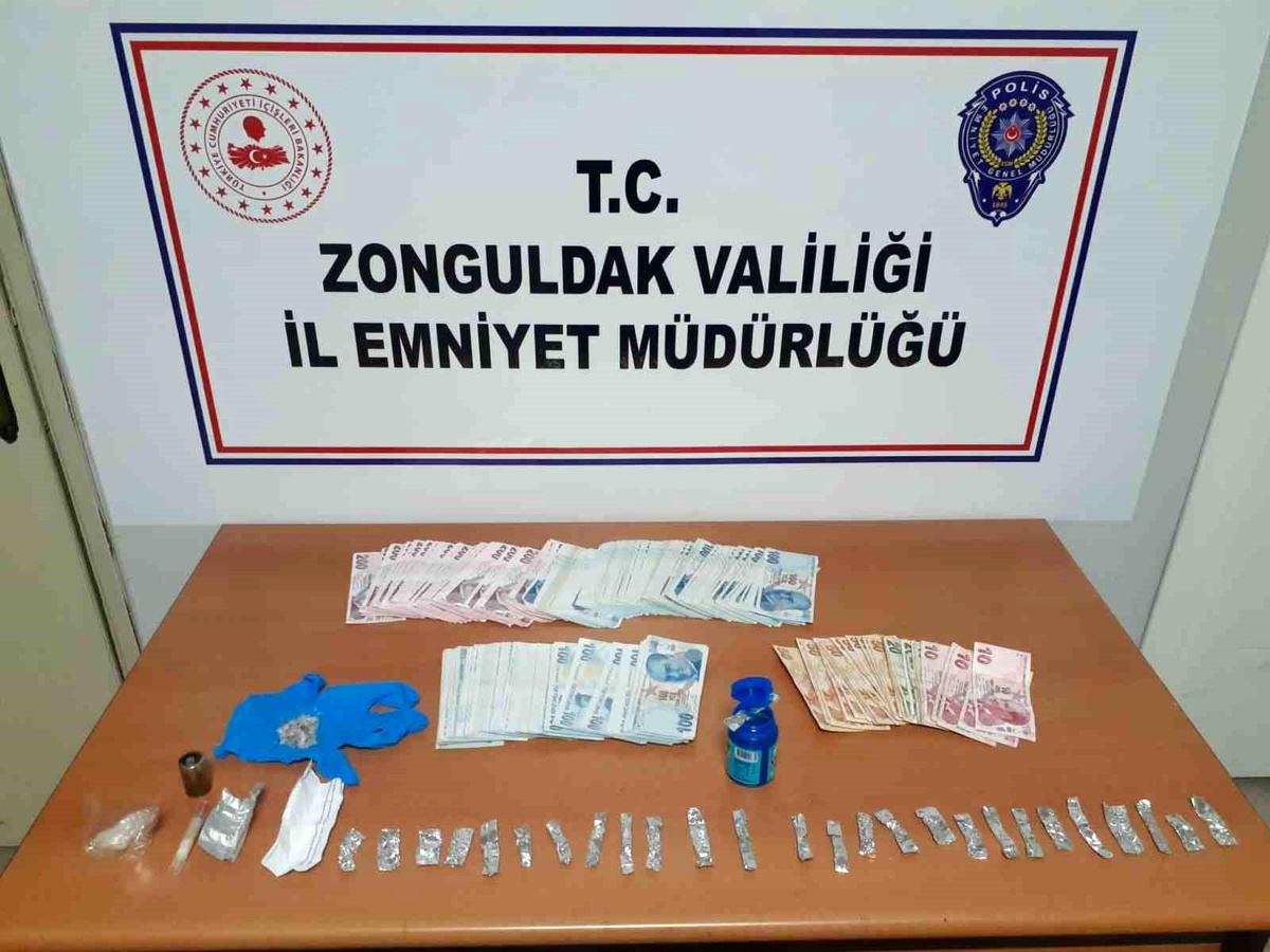 Otomobilin camını kırarak para çalan 2 şüpheli tutuklandı