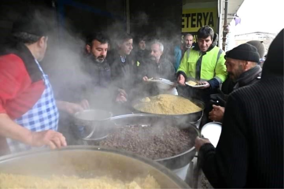 Pütürge Belediyesinden depremzedelere günlük sıcak yemek