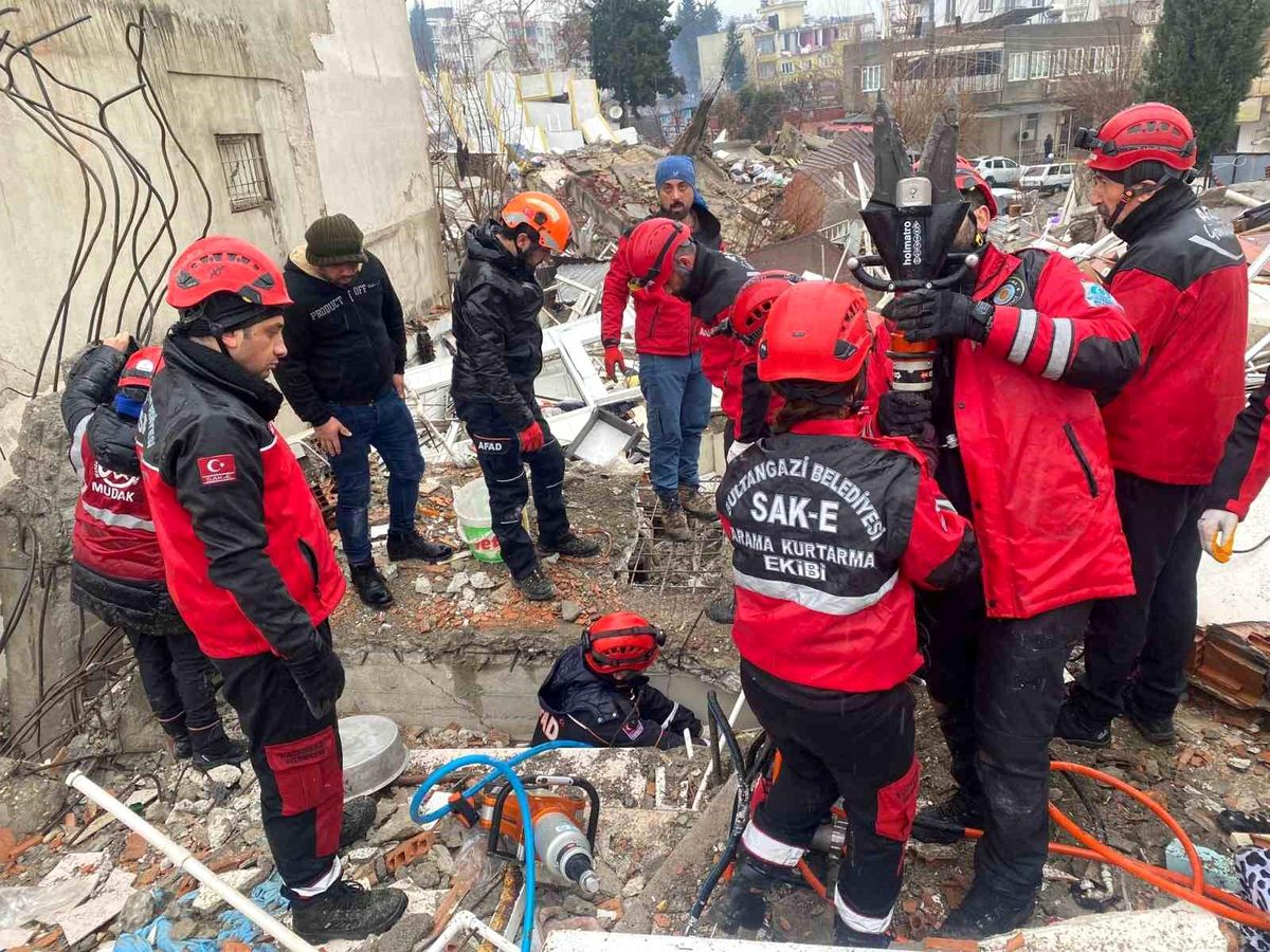 SAK-E deprem bölgesinde arama kurtarma faaliyetlerini aralıksız sürdürüyor