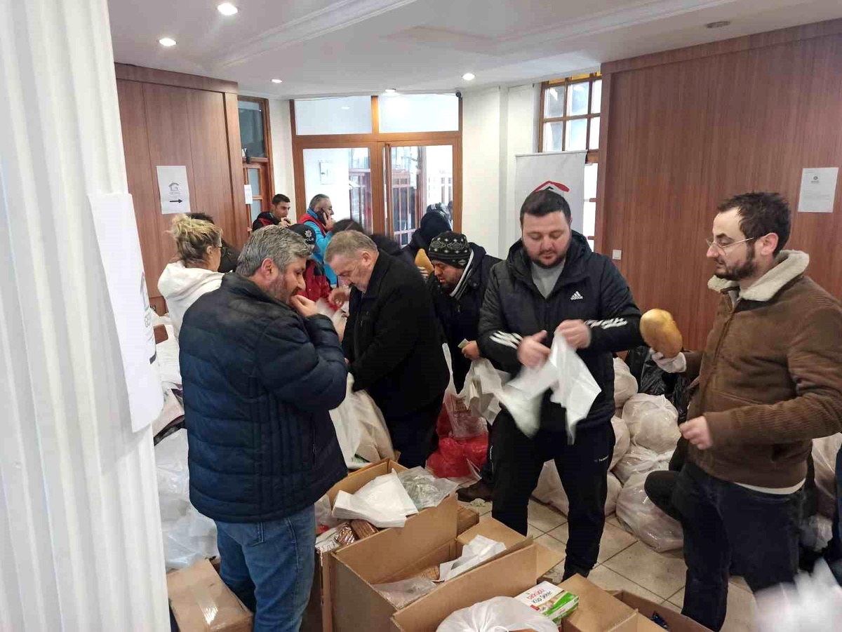 Sel felaketi yaşayan Bozkurt\'tan depremzedelere yardım