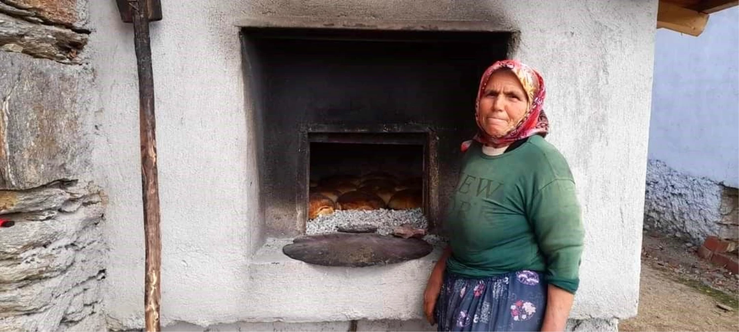 Selendili\'de kadınlar depremzedeler için ekmek yapıyor