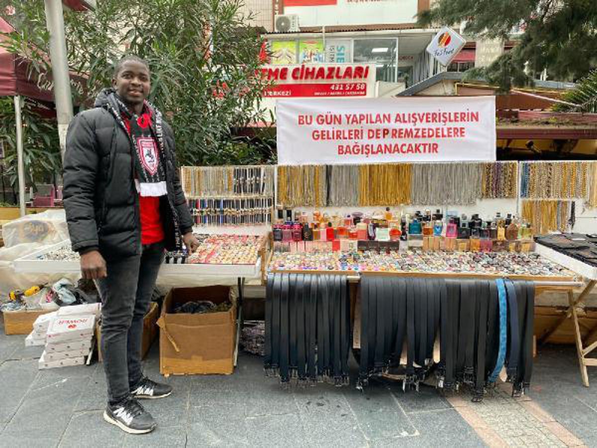 Senegalli seyyar satıcı Ebubekir, kazancını AFAD\'a bağışladı