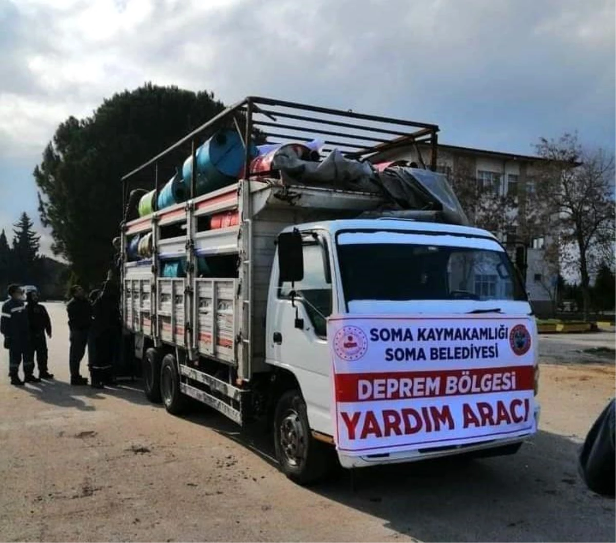 Soma\'da variller depremzedeler için sobaya dönüştürülüyor