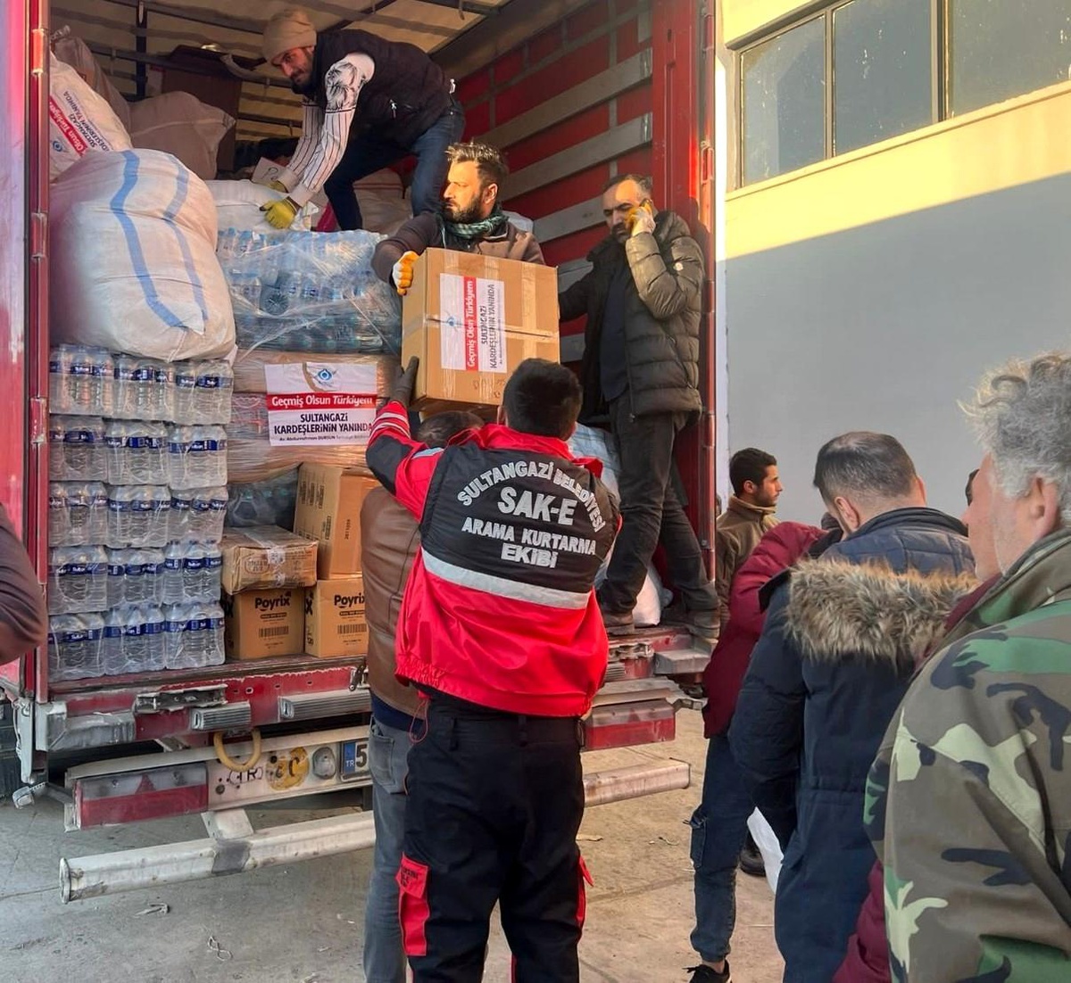 Sultangazi Belediyesi, afet bölgesine 3 günde 65 tır yardım gönderdi