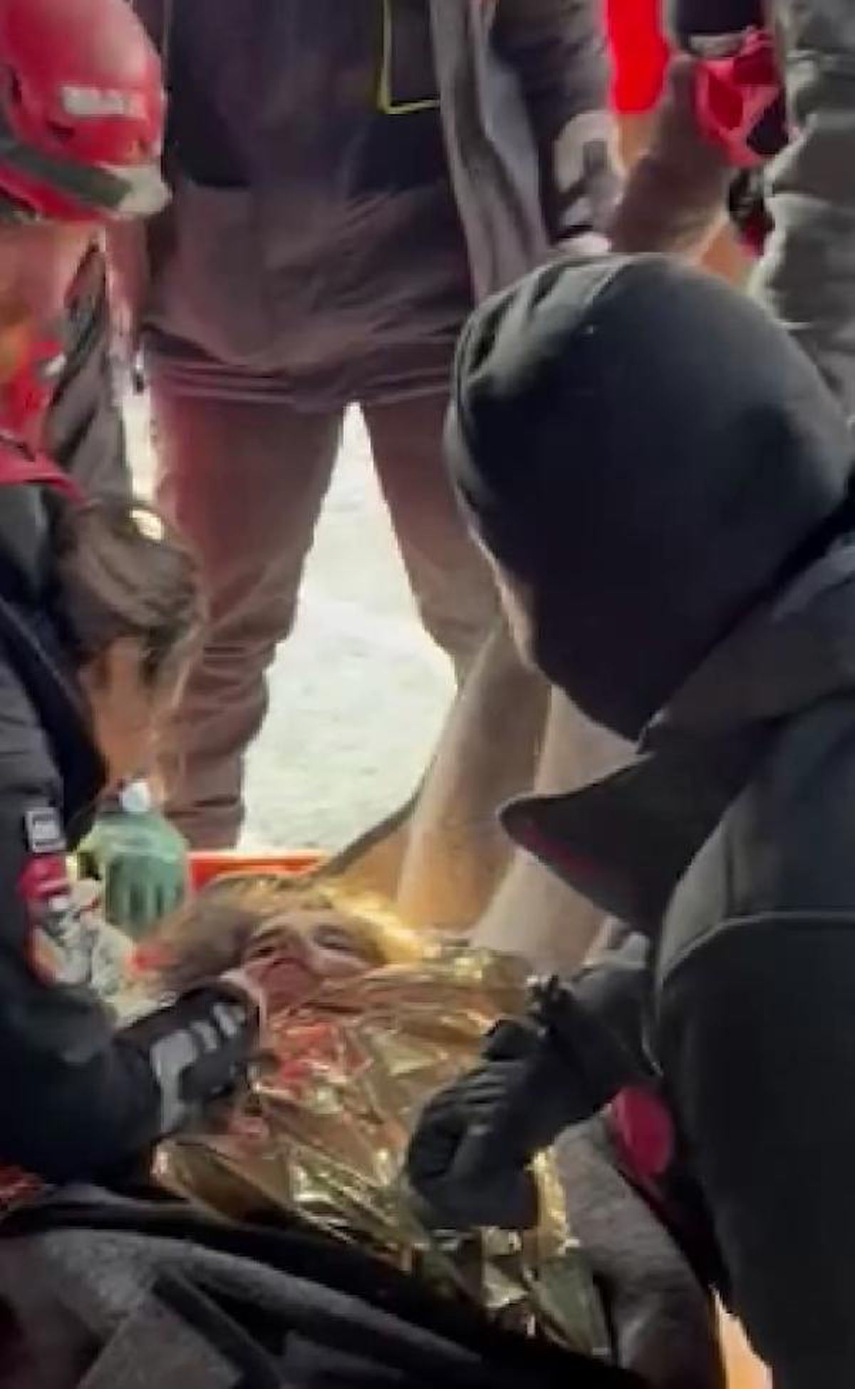 Suriyeli 8 yaşındaki Fatma, 104'üncü saatte kurtarıldı