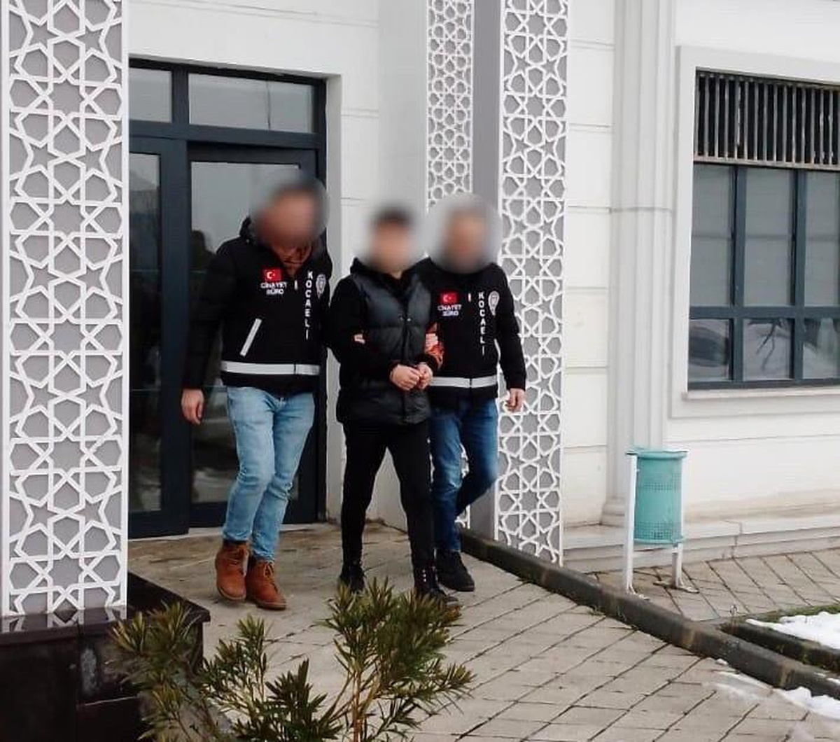 Tartıştığı şahıslardan birini bıçakla öldürdü, diğerini yaraladı