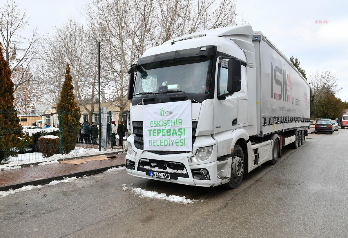 Tepebaşı Belediyesi\'nin 9 Yardım Tır\'ı Depremzedelere Ulaştı