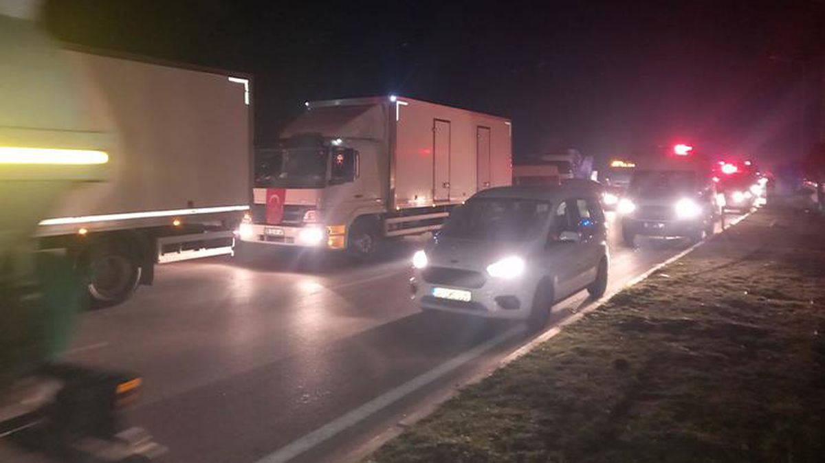 10 ilde yıkıma neden olan deprem sonrası Türkiye tek yürek oldu! Yardım tırları kilometrelerce kuyruk oluşturdu